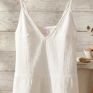 Women’s White Textured V-Neck Camisole Sleeveless Top
